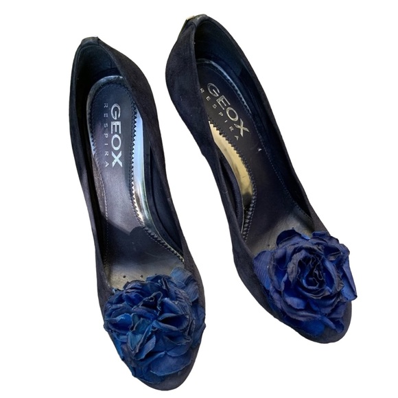 GEOX RESPIRA Navy Seude W/ Flower Womens Heels EUC Size 9 - Picture 1 of 11